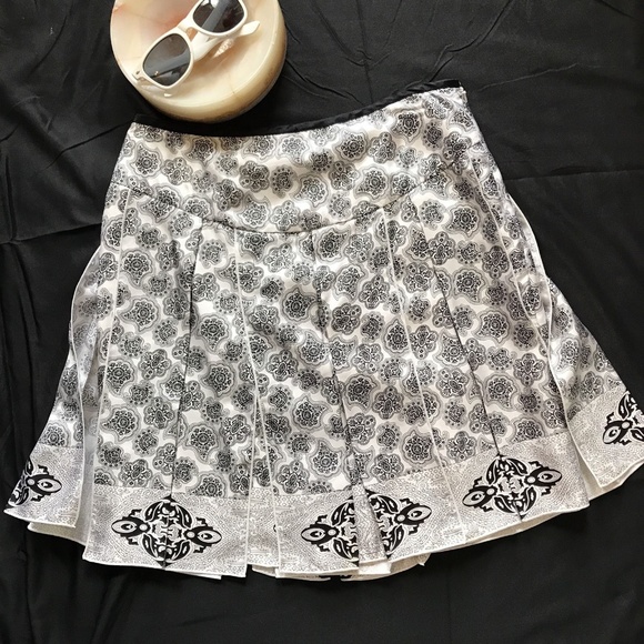 NEW White House Black Market SILK pleated skirt SZ 8 - Picture 4 of 9